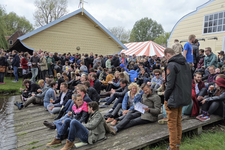 853431 Afbeelding van het publiek bij het 5e Utrechtse Bierbrouwers Festival, op het terrein van Molen de Ster ...